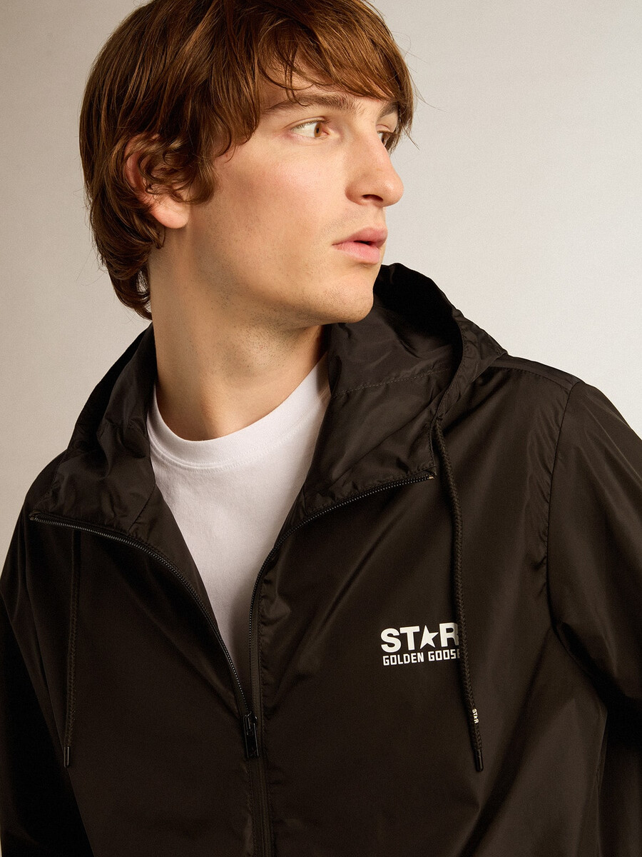 schwarze herren-windjacke