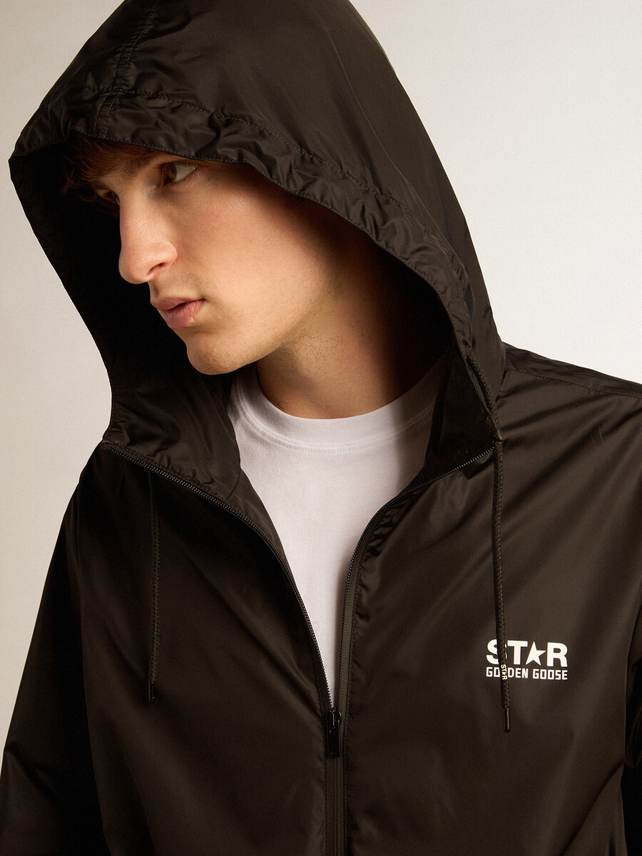 schwarze herren-windjacke