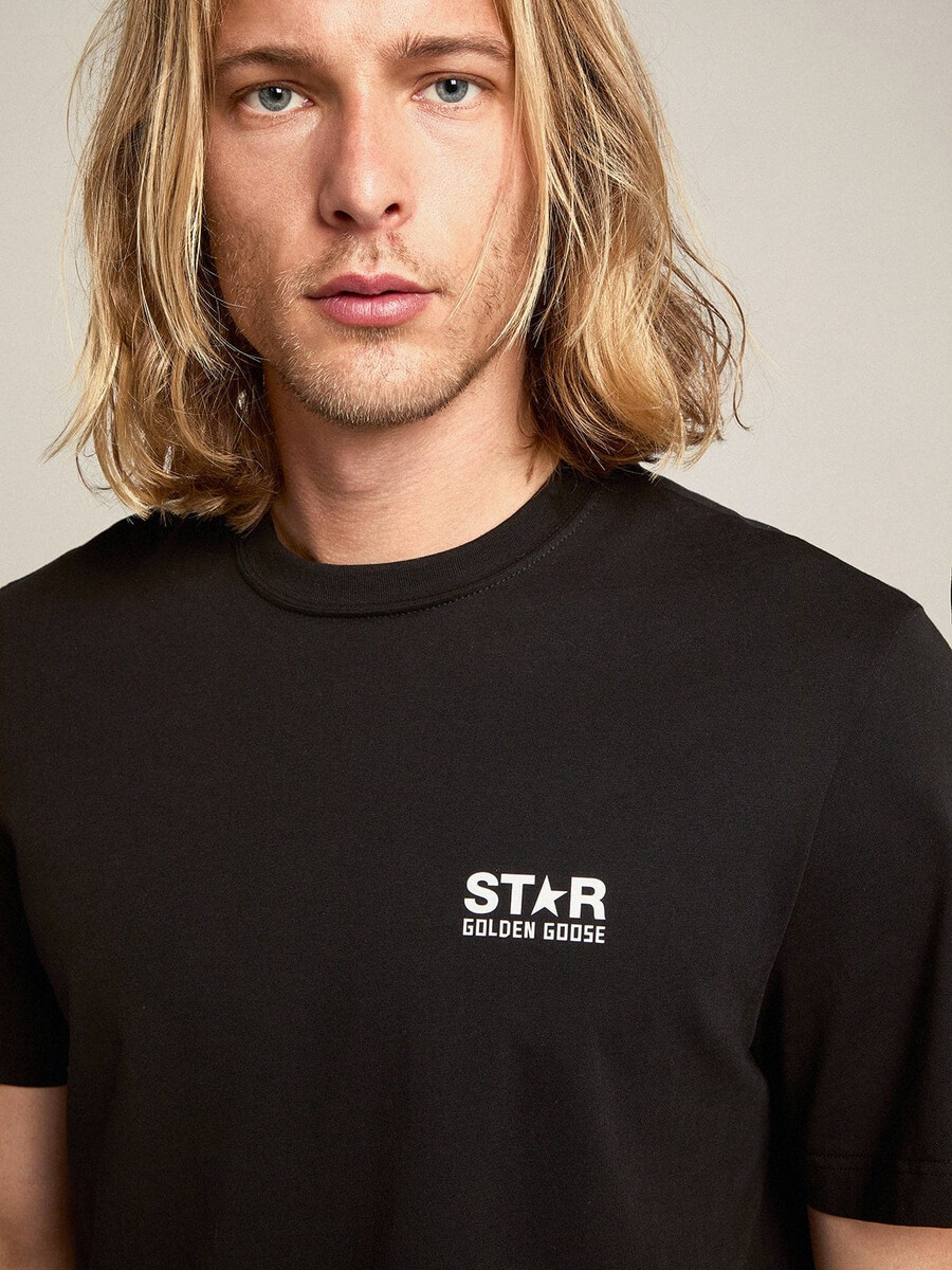 schwarzes herren-t-shirt mit kontrastierendem weißen logo und stern
