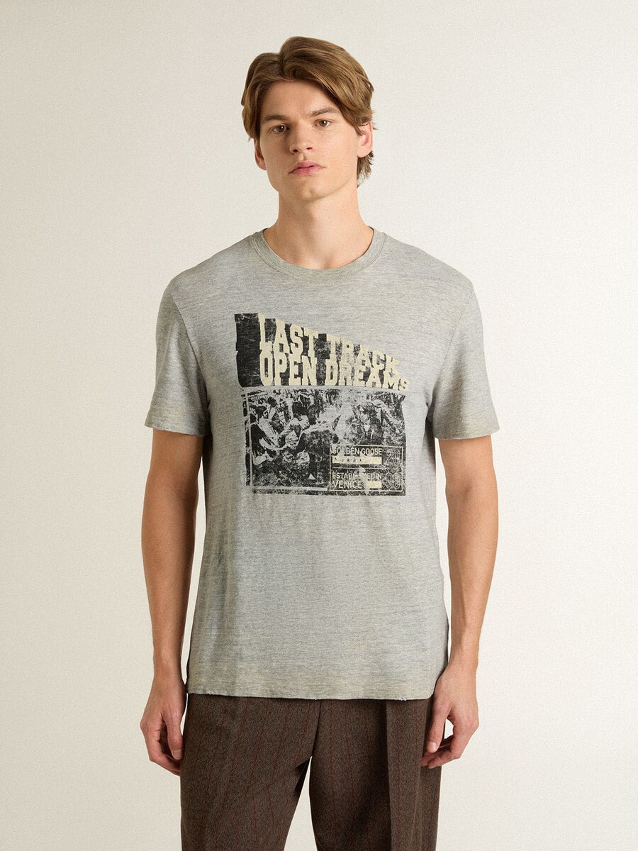graues herren-t-shirt im vintage-stil mit aufdruck auf der vorderseite