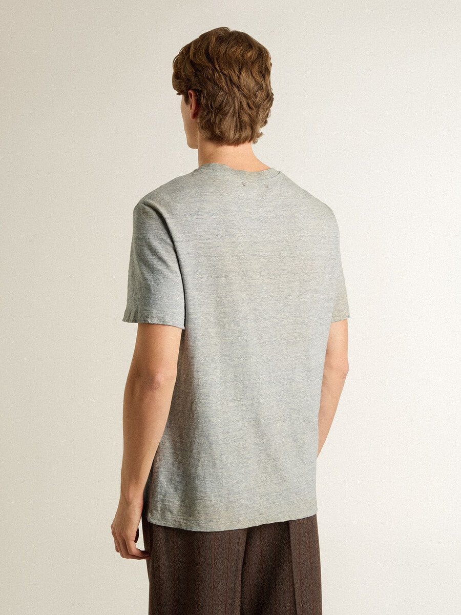 graues herren-t-shirt im vintage-stil mit aufdruck auf der vorderseite