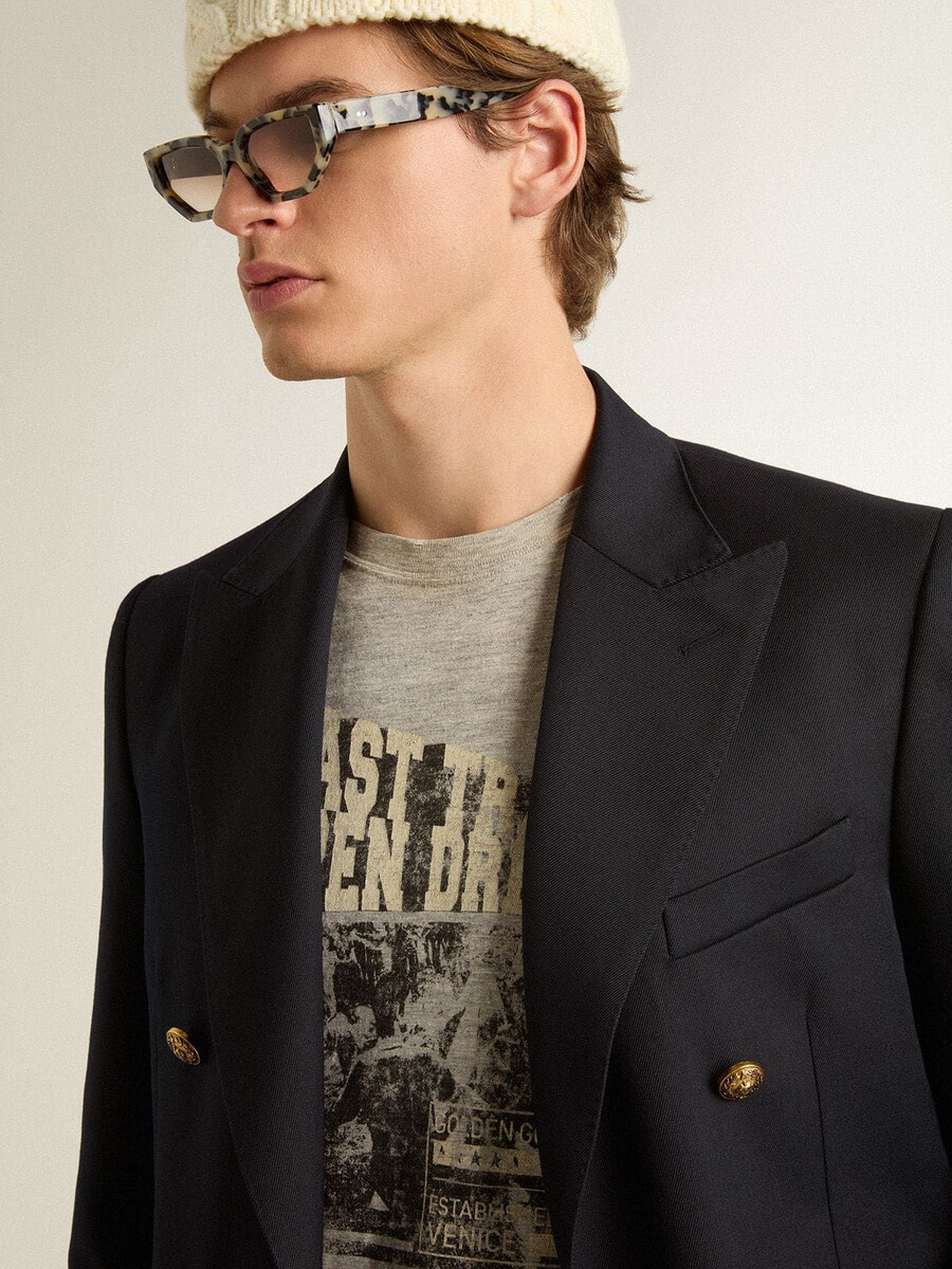 graues herren-t-shirt im vintage-stil mit aufdruck auf der vorderseite