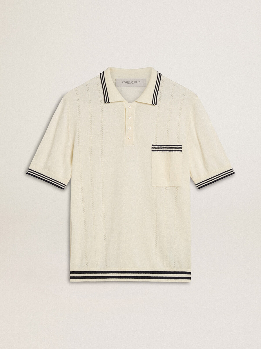 abgetragenes weißes strickpoloshirt für herren mit blauen rippstrickbündchen