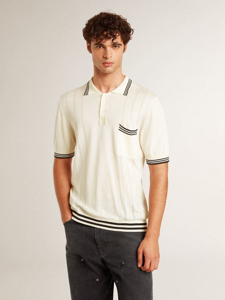 abgetragenes weißes strickpoloshirt für herren mit blauen rippstrickbündchen