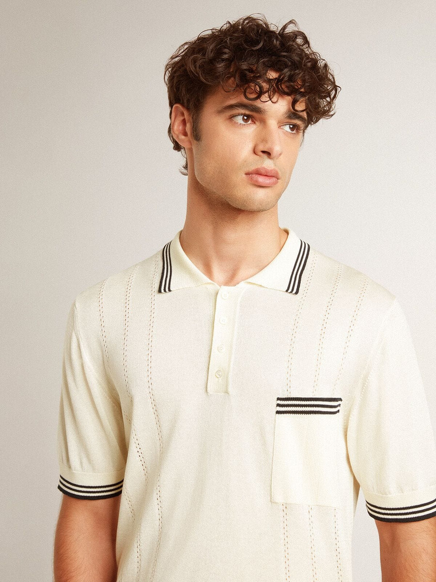 abgetragenes weißes strickpoloshirt für herren mit blauen rippstrickbündchen