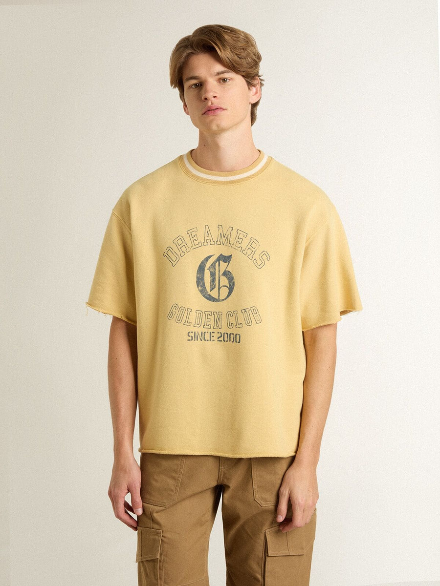 Übergroßes gelbes baumwoll-t-shirt für herren mit blauem aufdruck