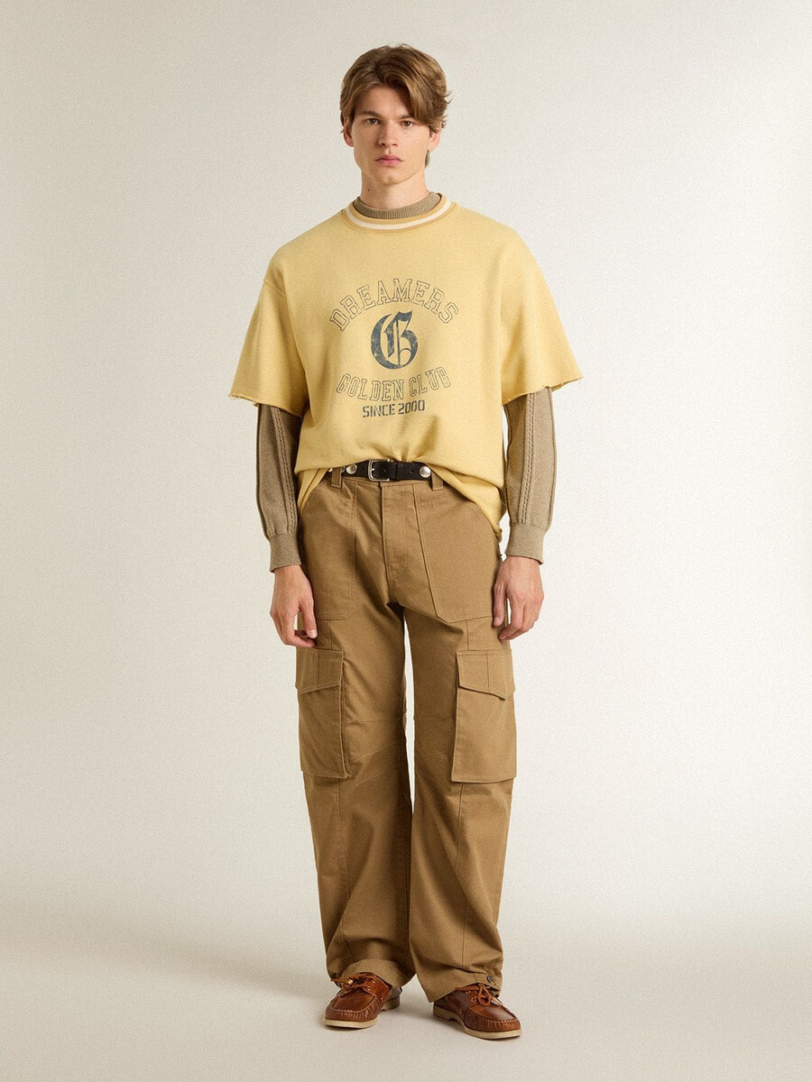 Übergroßes gelbes baumwoll-t-shirt für herren mit blauem aufdruck