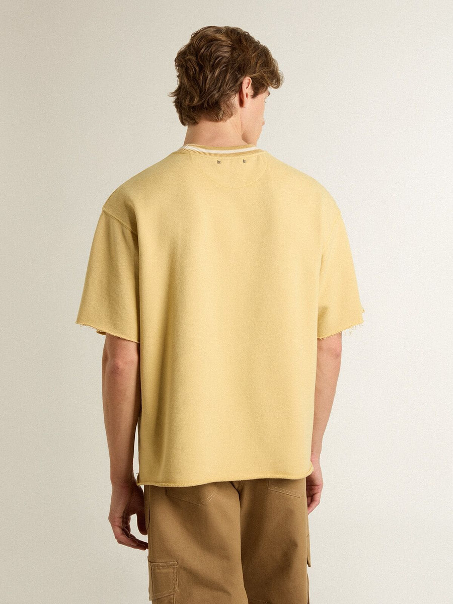 Übergroßes gelbes baumwoll-t-shirt für herren mit blauem aufdruck