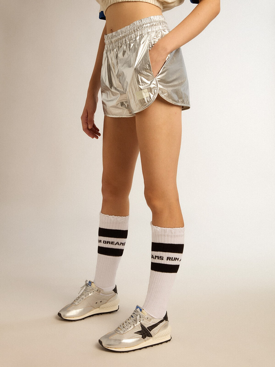 laufshorts für damen aus silberfarbenem stoff