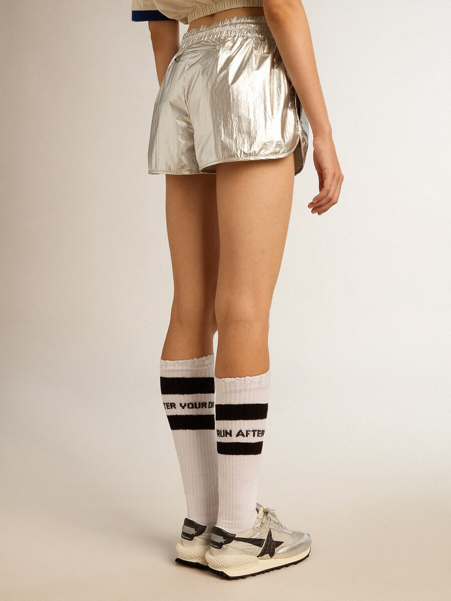 laufshorts für damen aus silberfarbenem stoff