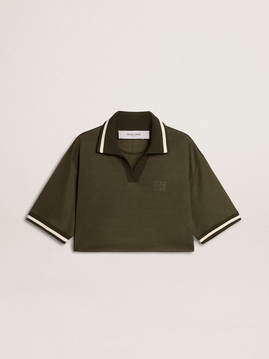 kurzes damen-polohemd aus olivgrünem jersey mit stickerei