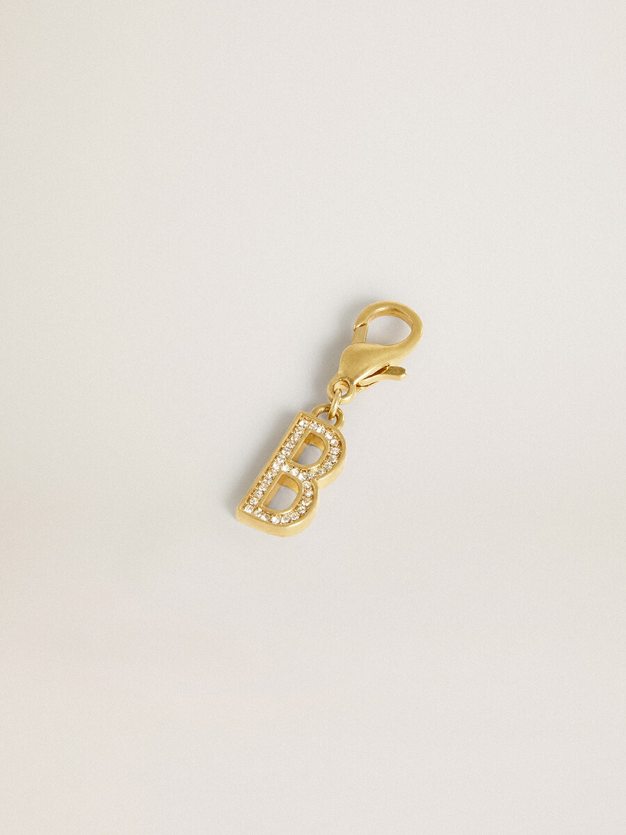 anhänger mit dem buchstaben b aus goldfarbenem messing mit kristallen