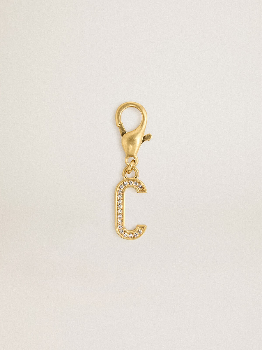 anhänger mit dem buchstaben c aus goldfarbenem messing und kristallen