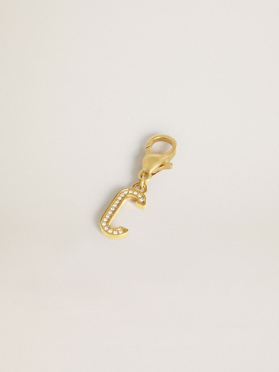 anhänger mit dem buchstaben c aus goldfarbenem messing und kristallen