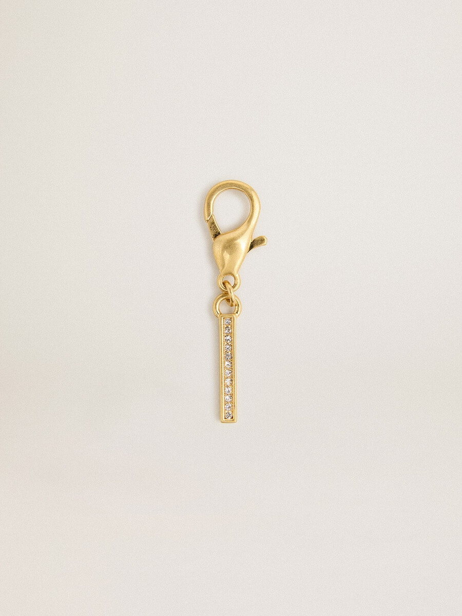 anhänger mit dem buchstaben i aus goldfarbenem messing mit kristallen
