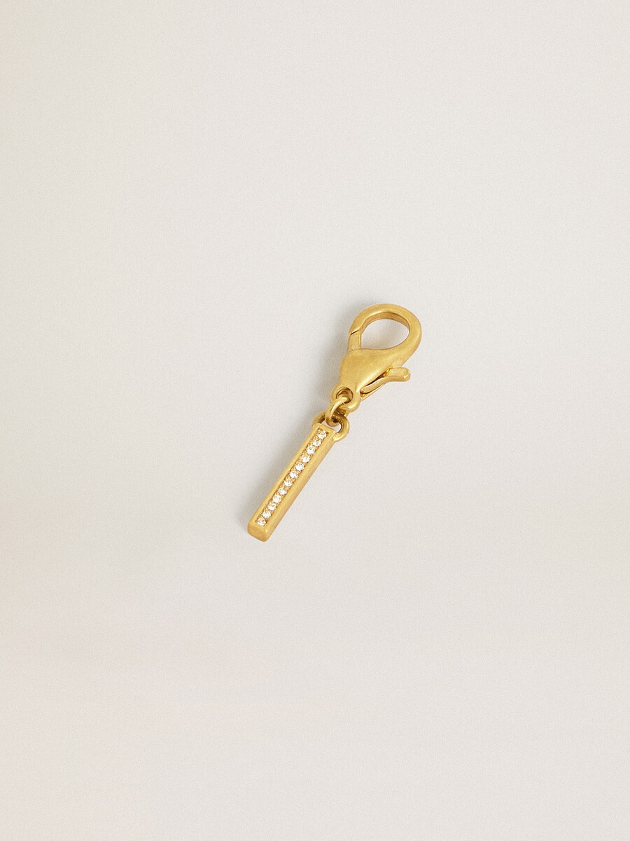 anhänger mit dem buchstaben i aus goldfarbenem messing mit kristallen