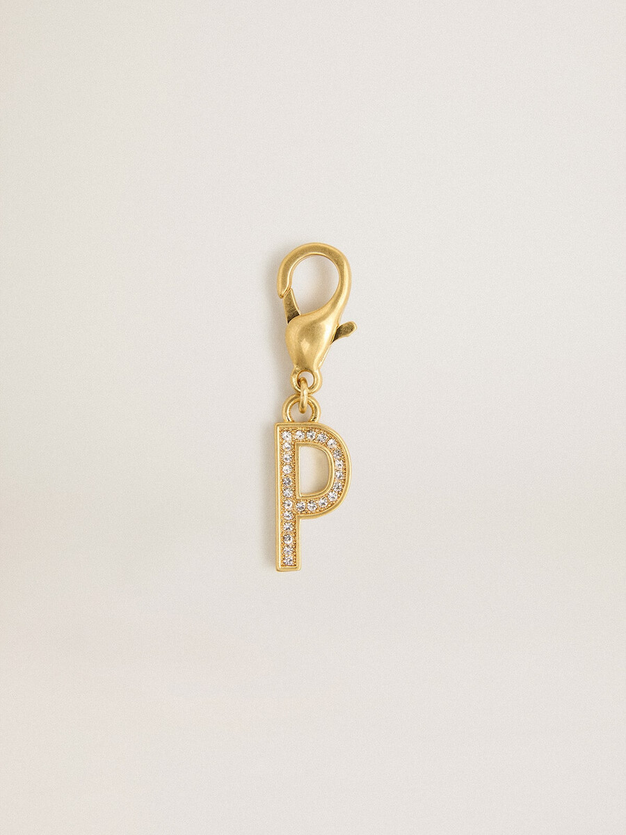 anhänger mit dem buchstaben p aus goldfarbenem messing und kristallen