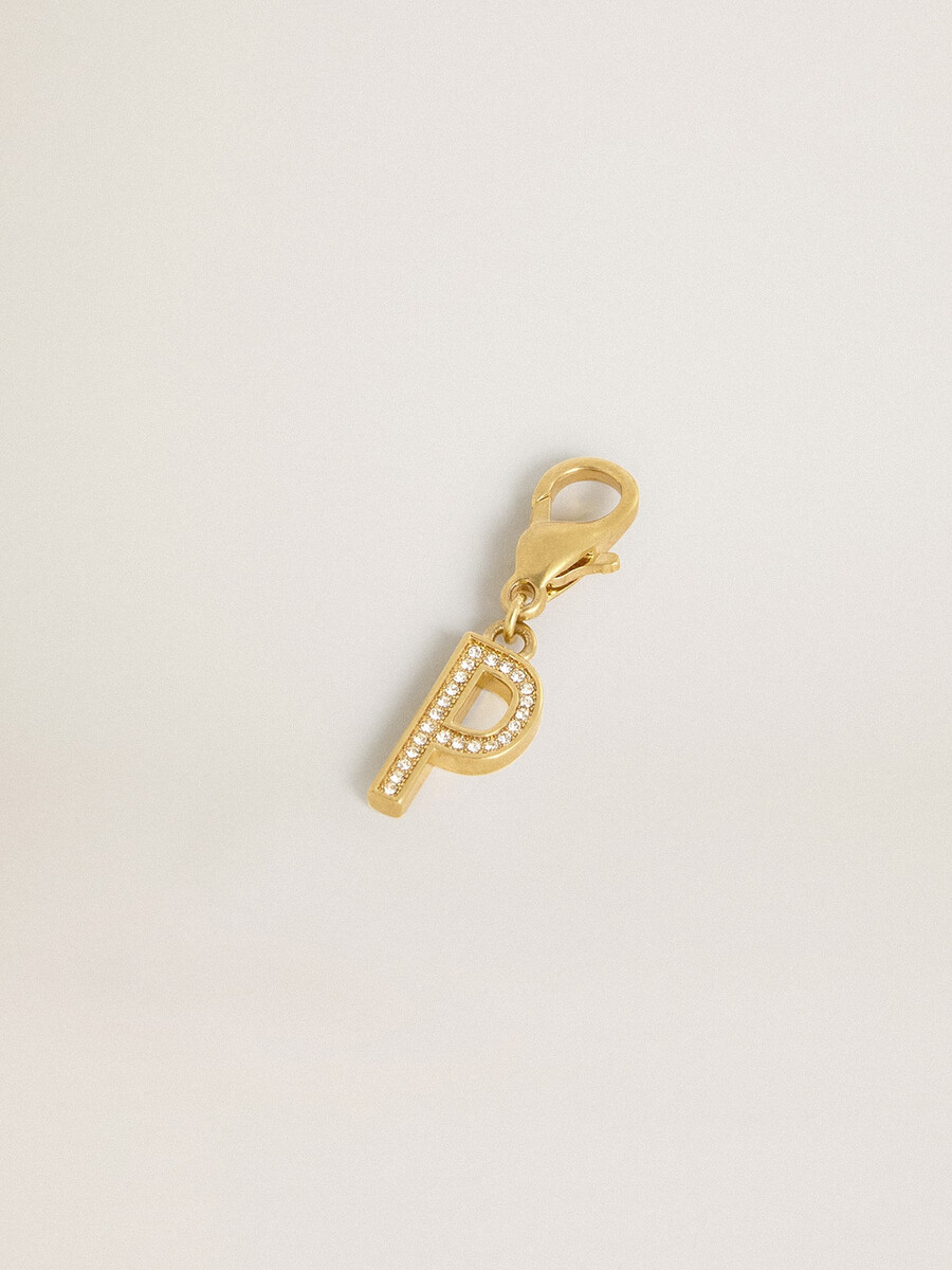anhänger mit dem buchstaben p aus goldfarbenem messing und kristallen