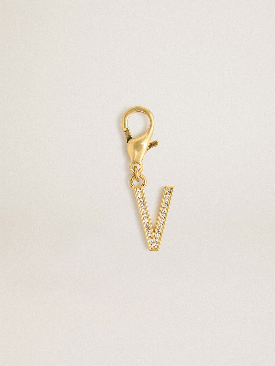 anhänger mit dem buchstaben v aus goldfarbenem messing und kristallen
