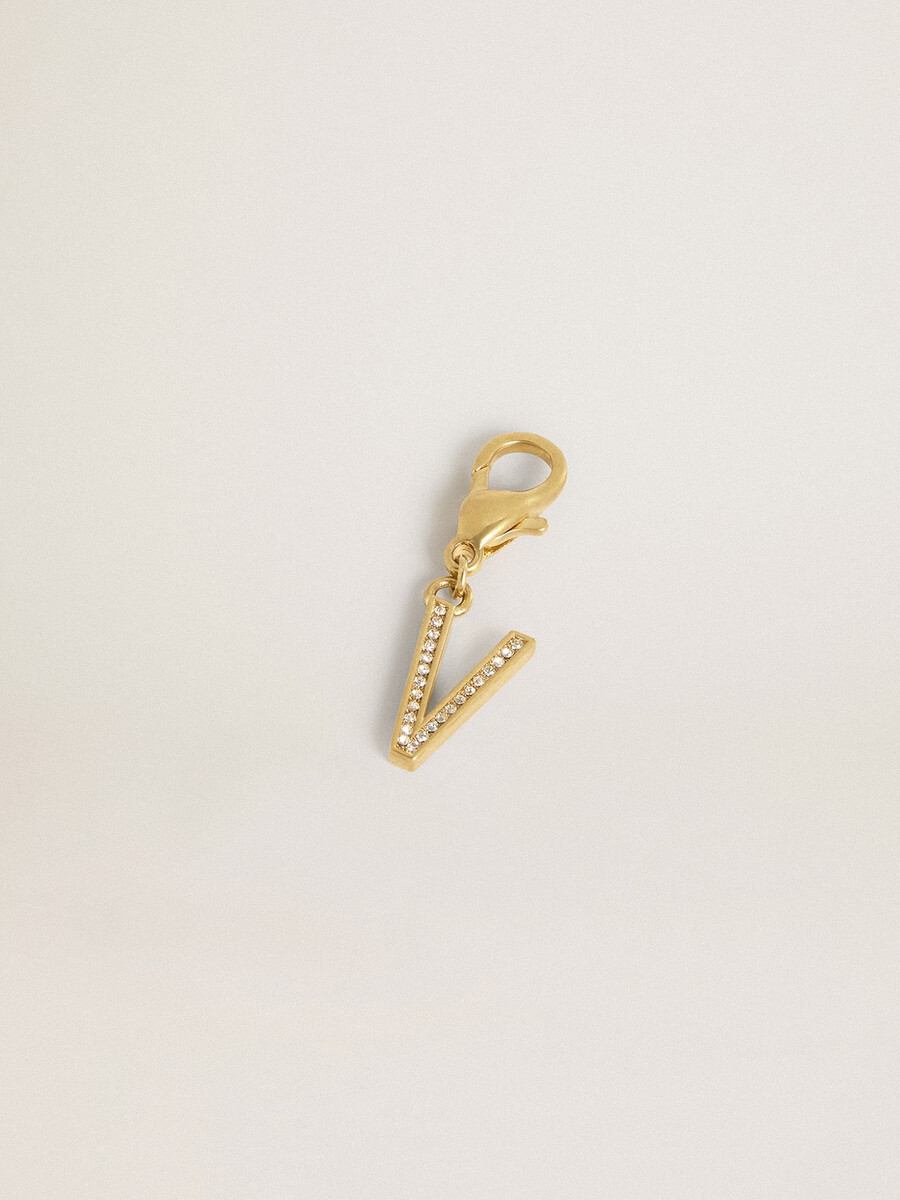 anhänger mit dem buchstaben v aus goldfarbenem messing und kristallen