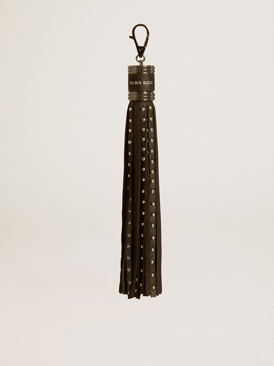 anhänger aus schwarzem nappaleder mit nieten und metalldetails