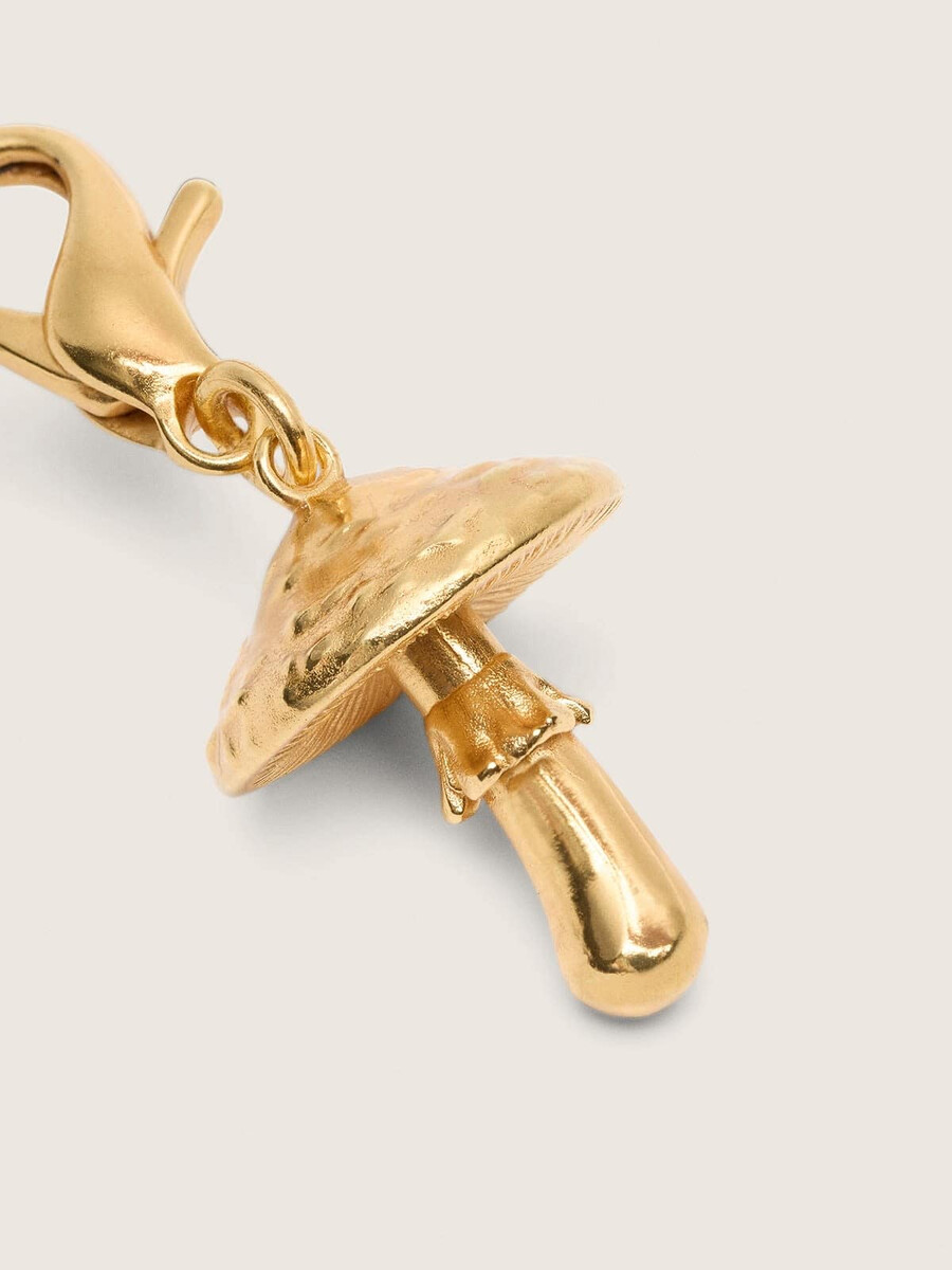 pilzanhänger aus goldfarbenem messing