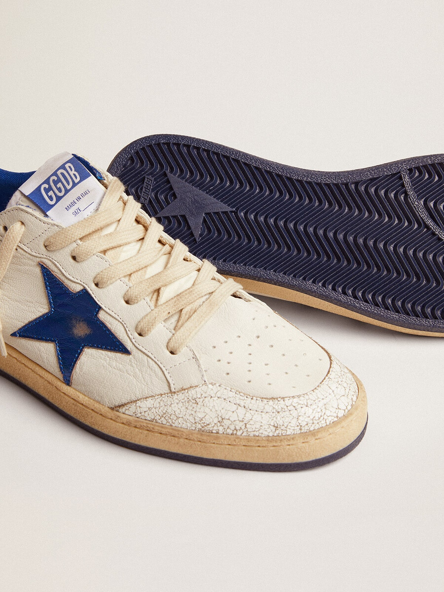 herren-ballstar aus weißem nappaleder mit blauem stern und fersenlasche