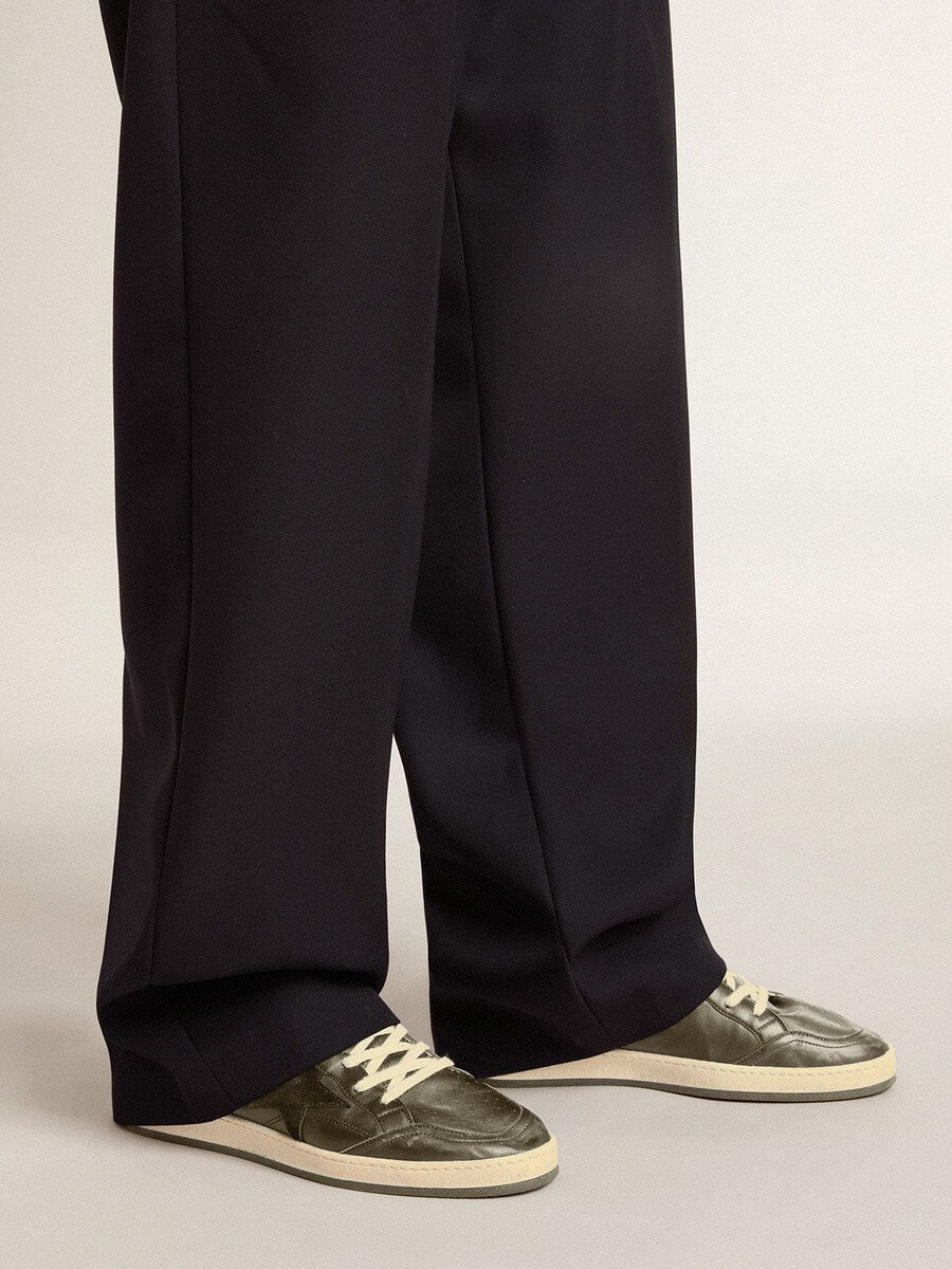 herren-ballstar aus schwarzem nappaleder mit wildlederstern und fersenlasche aus nappaleder.