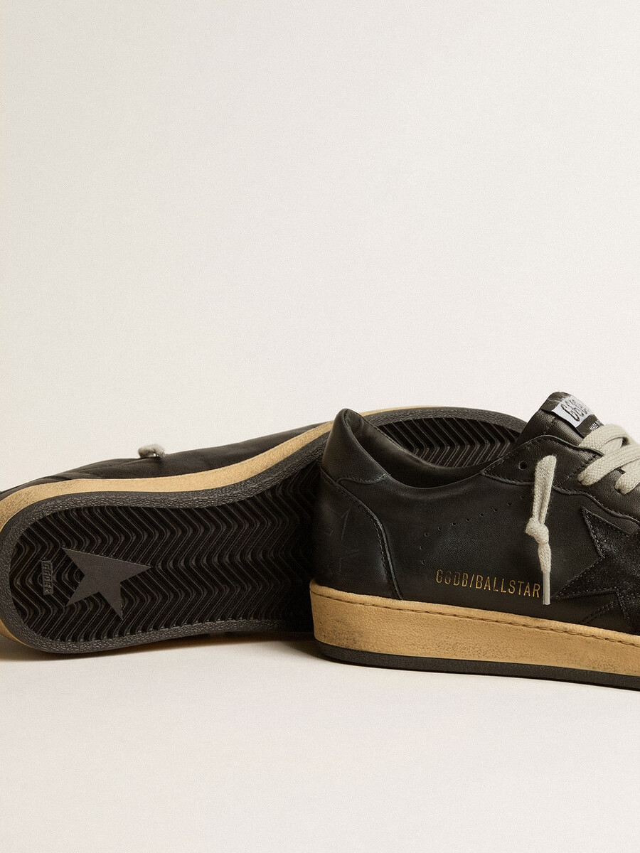 herren-ballstar aus schwarzem nappaleder mit wildlederstern und fersenlasche aus nappaleder.