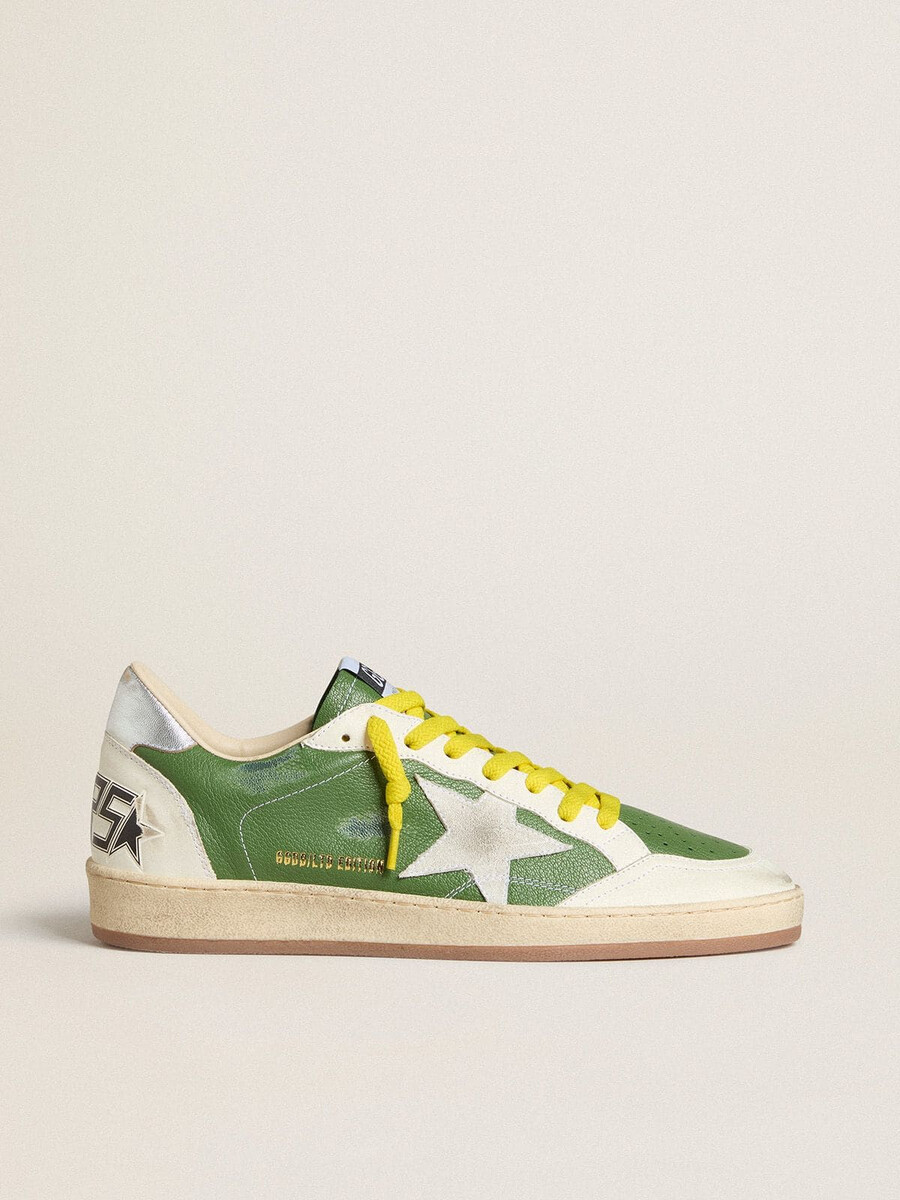 ball star ltd aus grünem nappaleder mit weißem wildlederstern und silberfarbener fersenlasche aus metallic-leder.