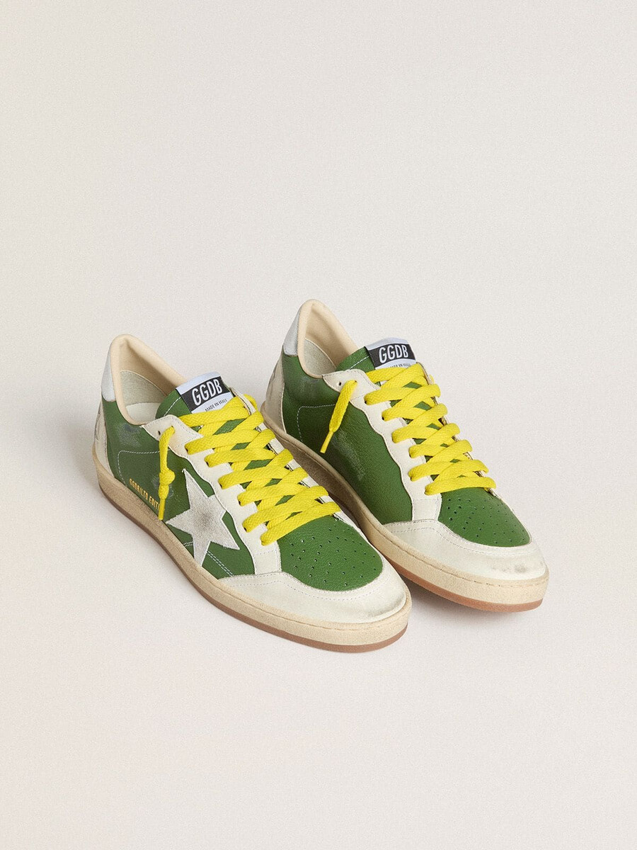 ball star ltd aus grünem nappaleder mit weißem wildlederstern und silberfarbener fersenlasche aus metallic-leder.