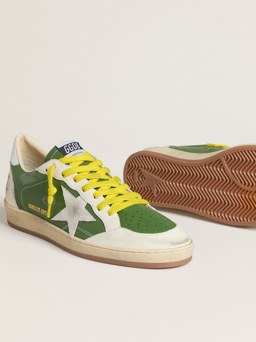 ball star ltd aus grünem nappaleder mit weißem wildlederstern und silberfarbener fersenlasche aus metallic-leder.
