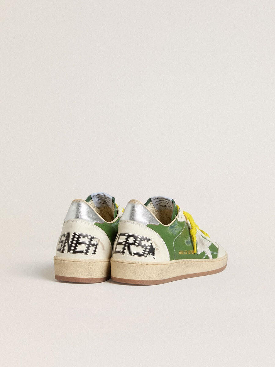ball star ltd aus grünem nappaleder mit weißem wildlederstern und silberfarbener fersenlasche aus metallic-leder.