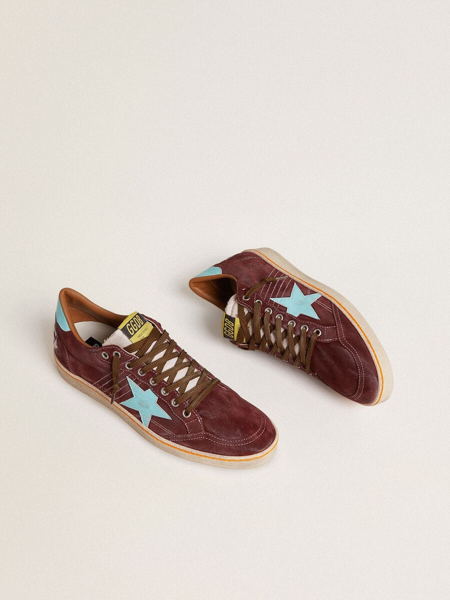 herren-ballstar aus dunkelrotem wildleder mit hellblauem stern und fersenlasche