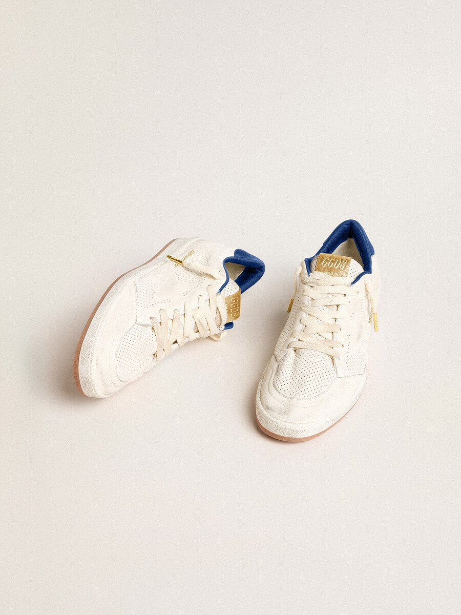 ball star aus perforiertem nappaleder mit weißem stern und blauer nylon-fersenlasche