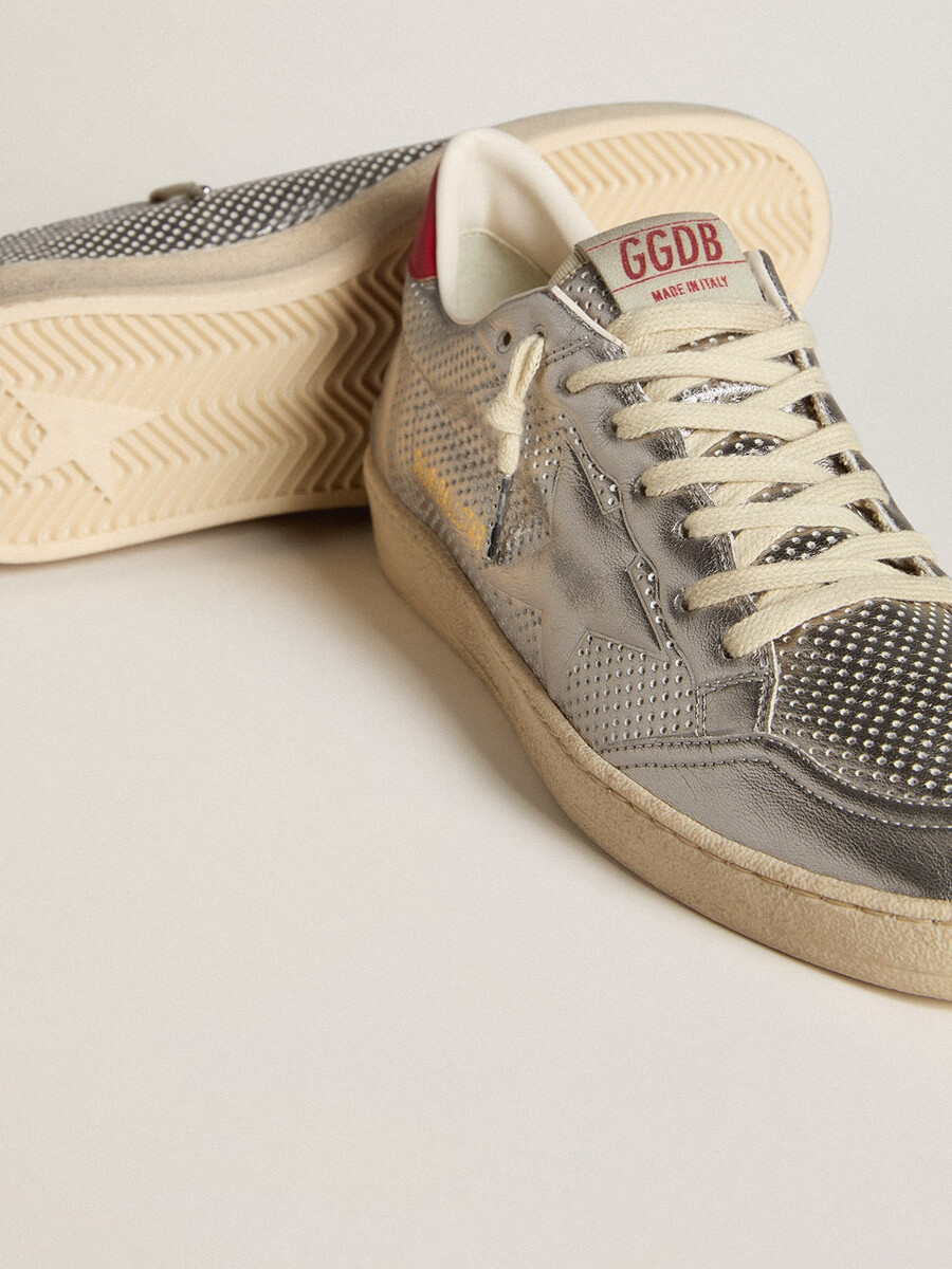 biobasierter ball star in metallic-silber mit silbernem stern und roter fersenlasche