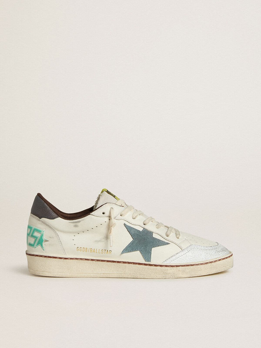 herren-ballstar aus weißem leder mit hellblauem wildlederstern und brauner nubuk-fersenlasche.