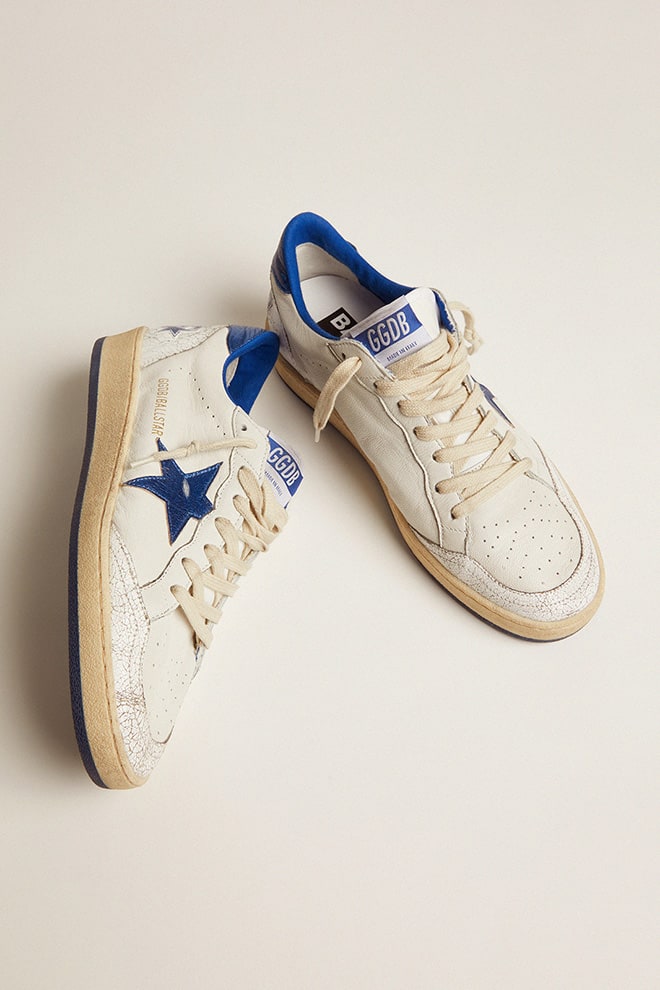damen-ball star aus weißem nappaleder mit leuchtend blauem metallic-lederstern und fersenlasche