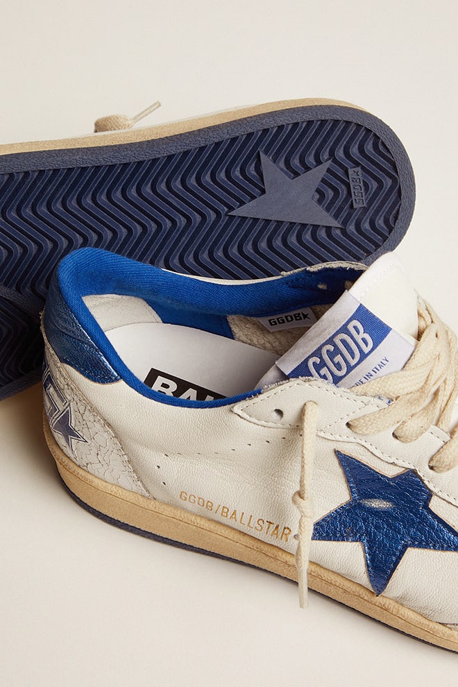 damen-ball star aus weißem nappaleder mit leuchtend blauem metallic-lederstern und fersenlasche