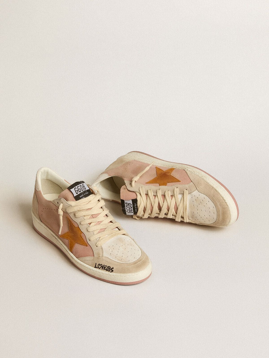 ball star damenschuh aus wildleder mit orangefarbenem stern und silberner metallic-fersenlasche