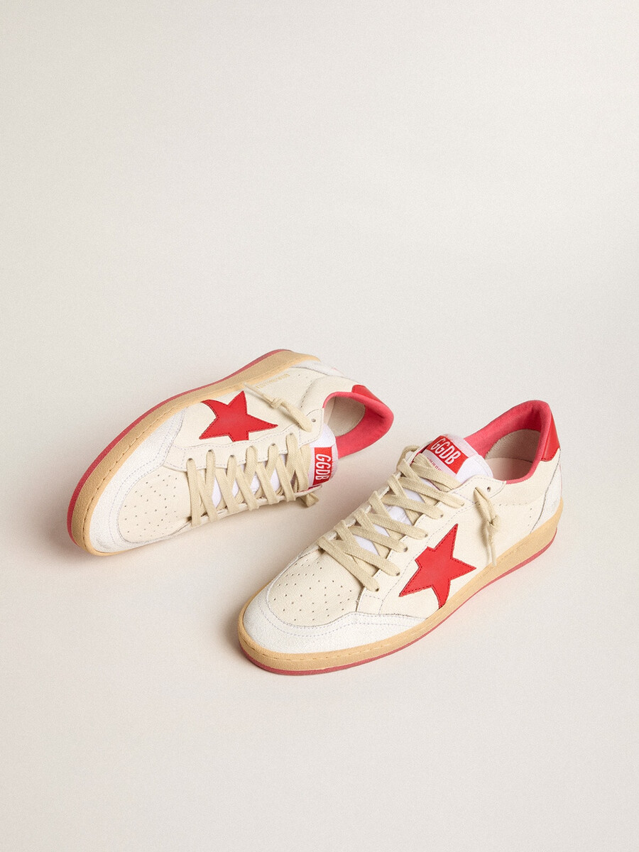 damen-ball star wishes aus weißem leder mit rotem stern und fersenlasche