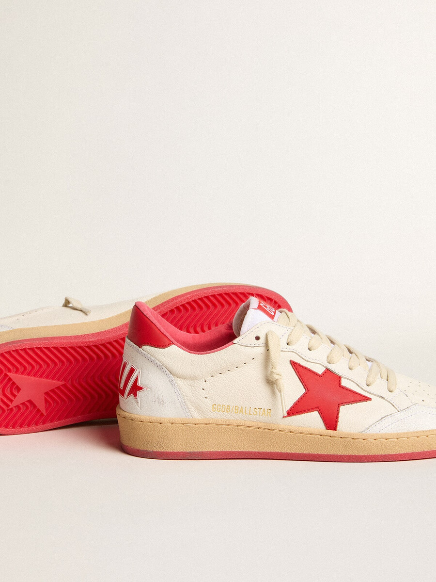 damen-ball star wishes aus weißem leder mit rotem stern und fersenlasche