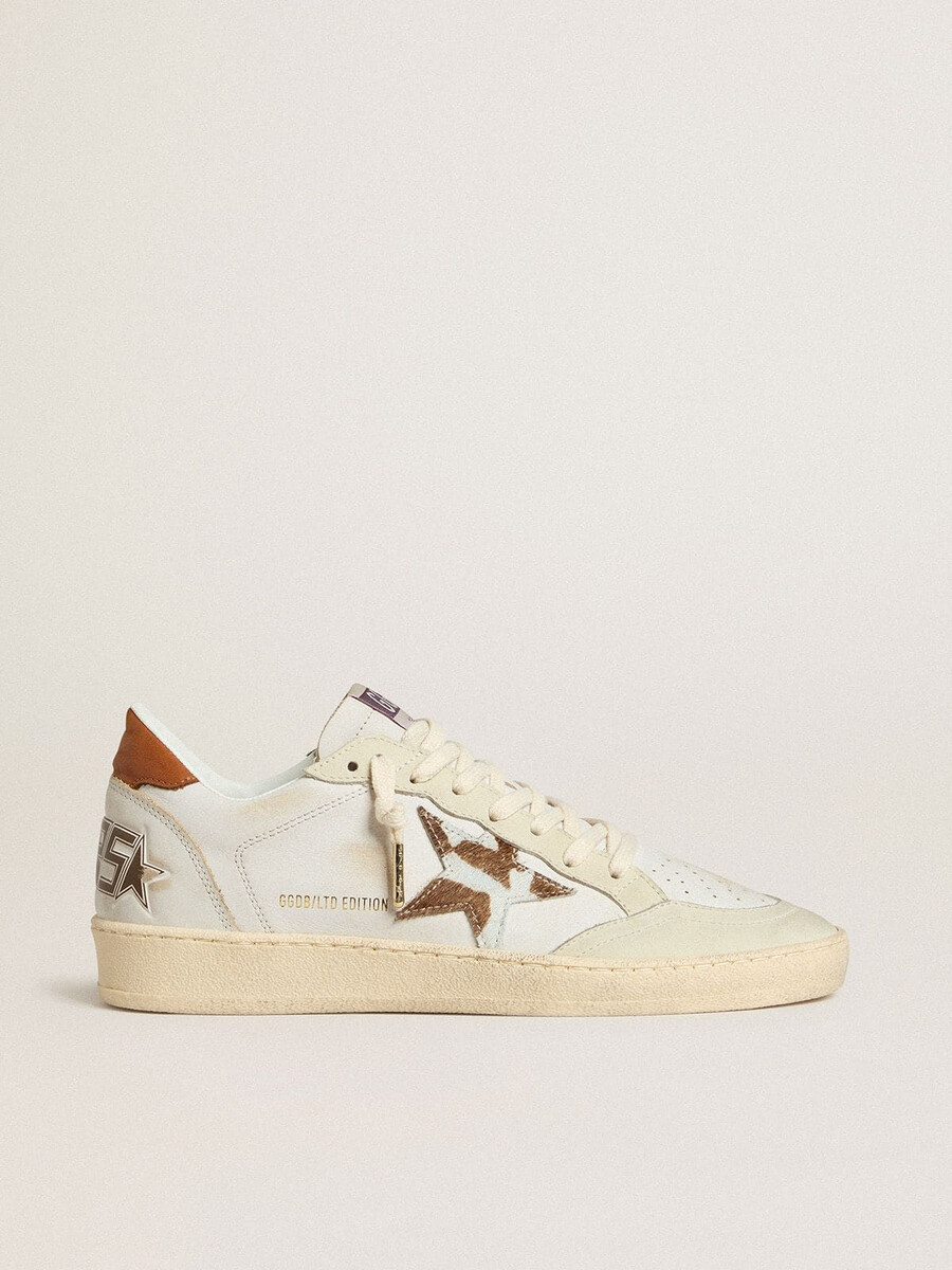 ball star mit stern aus ponyfell mit animalprint und fersenlasche aus tabakfarbenem leder.