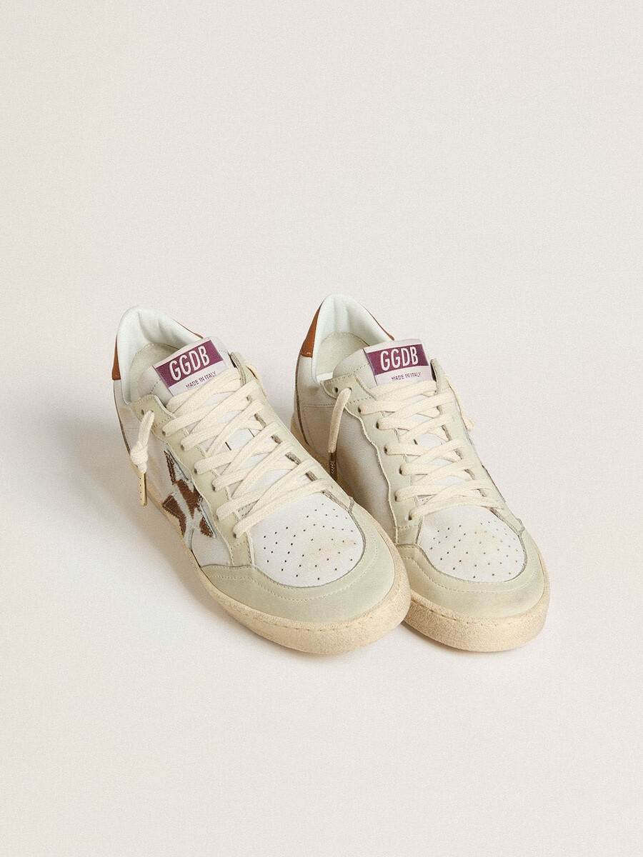 ball star mit stern aus ponyfell mit animalprint und fersenlasche aus tabakfarbenem leder.