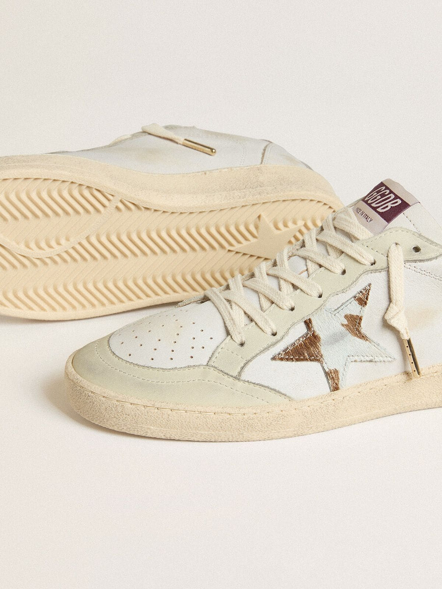 ball star mit stern aus ponyfell mit animalprint und fersenlasche aus tabakfarbenem leder.