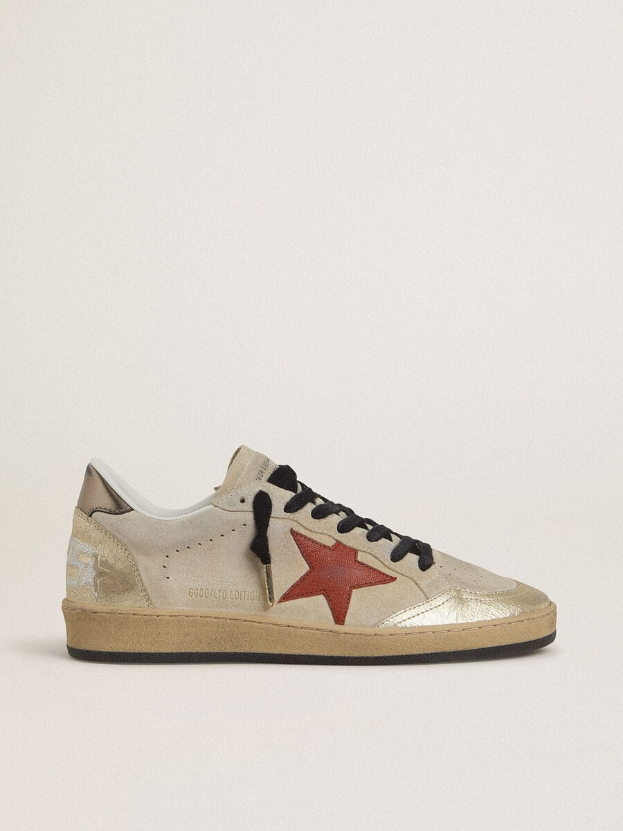 ball star aus beigefarbenem wildleder mit rotem lederstern und metallisch-bronzefarbener fersenlasche aus leder