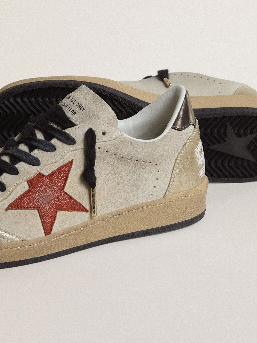 ball star aus beigefarbenem wildleder mit rotem lederstern und metallisch-bronzefarbener fersenlasche aus leder