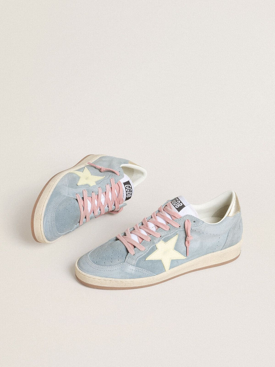 damen-ballstar aus hellblauem wildleder mit cremefarbenem lederstern