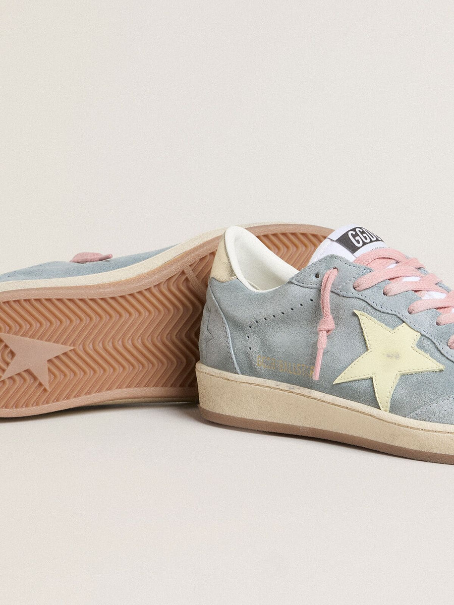 damen-ballstar aus hellblauem wildleder mit cremefarbenem lederstern