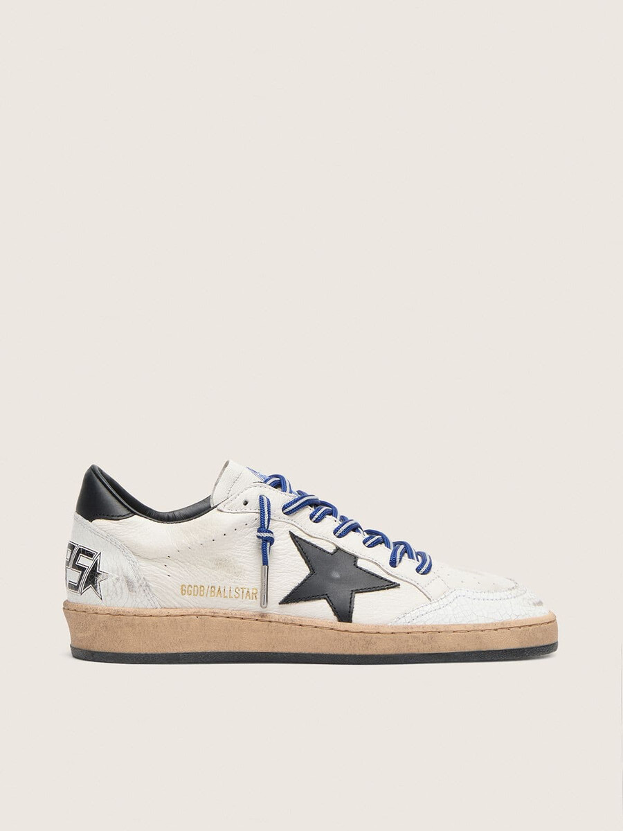 der vom tennis inspirierte damenschuh ball star ltd ist aus weißem nappaleder gefertigt und mit einem schwarzen lederstern sowie einer fersenlasche versehen.